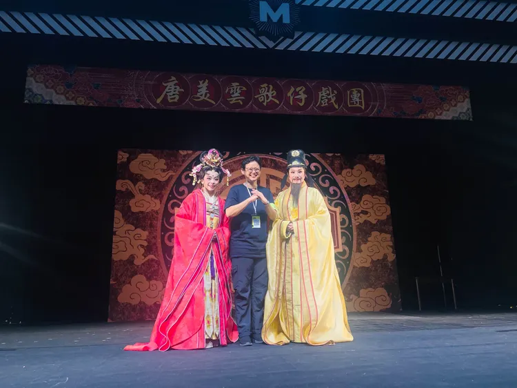 演員曾玫萍（左起）、喬治市世界遺產機構總經理洪敏芝博士、唐美雲在台上合影。唐美雲歌仔戲提供