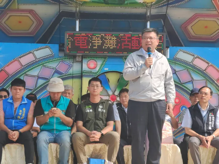 曾文生今天到高美溼地參加台電淨灘活動。台電提供