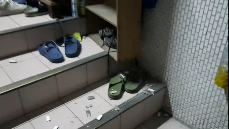 民眾家中牆壁磁磚噴飛在地上。翻攝畫面