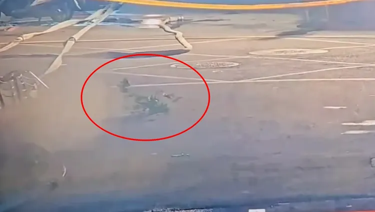 路口監視器拍下，大樓第二度下陷時，住戶家中盆栽噴飛到馬路上。翻攝畫面