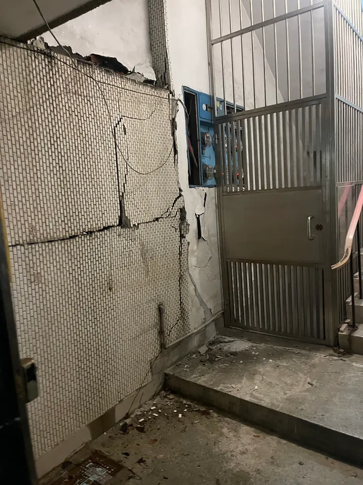 大樓一樓入口外牆裂開。翻攝畫面