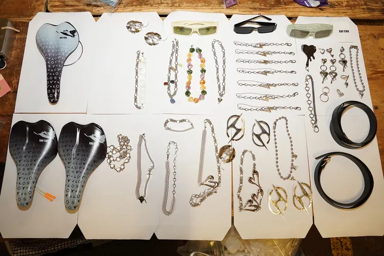 Ray Chu手繪鬼蝠魟的圖案在本季作品服飾或耳環、項鍊等配件上頻繁出現。品牌提供