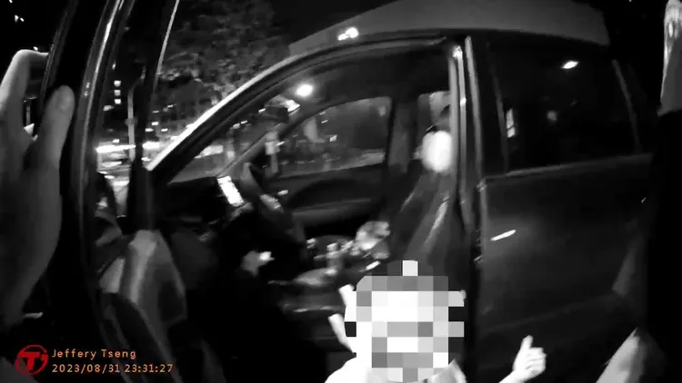 陳女突然下跪，令警傻眼。讀者提供