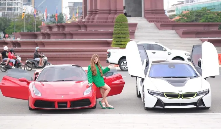 莫莉卡炫耀超跑。翻攝《高棉時報》
