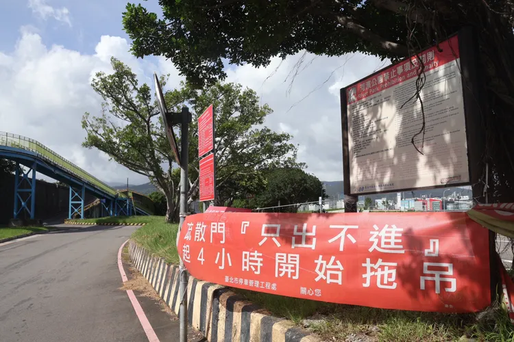 因應海葵颱風將登陸，交通大隊執行堤外拖吊。彭欣偉攝