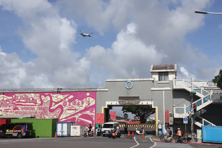 因應海葵颱風，台北市執行全市疏散門及越堤坡道「關閉」作業。彭欣偉攝