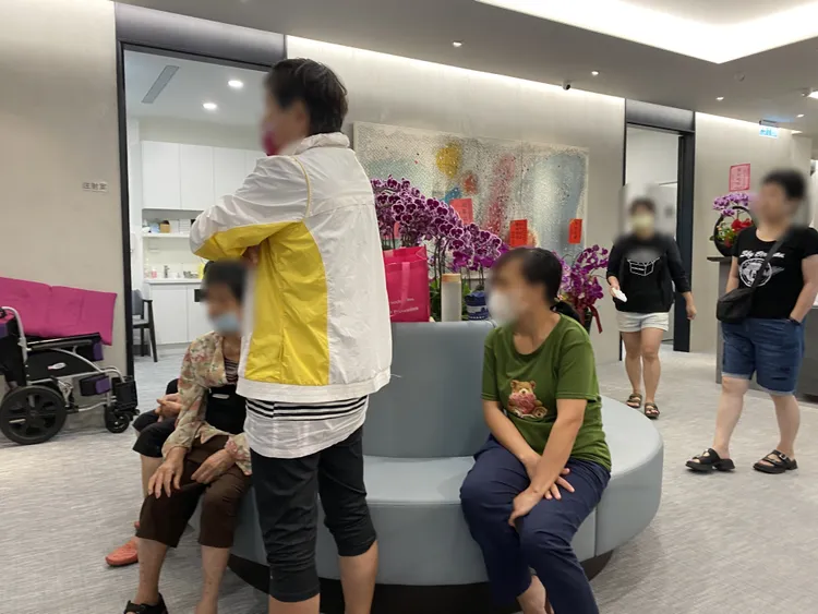 看診大概要等40、50分鐘左右。地方中心攝