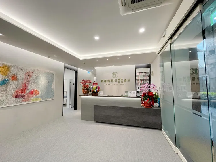 擺設與過去一樣，令附近店家好奇「整整空了一年半？」。取自骨得脊椎骨科臉書