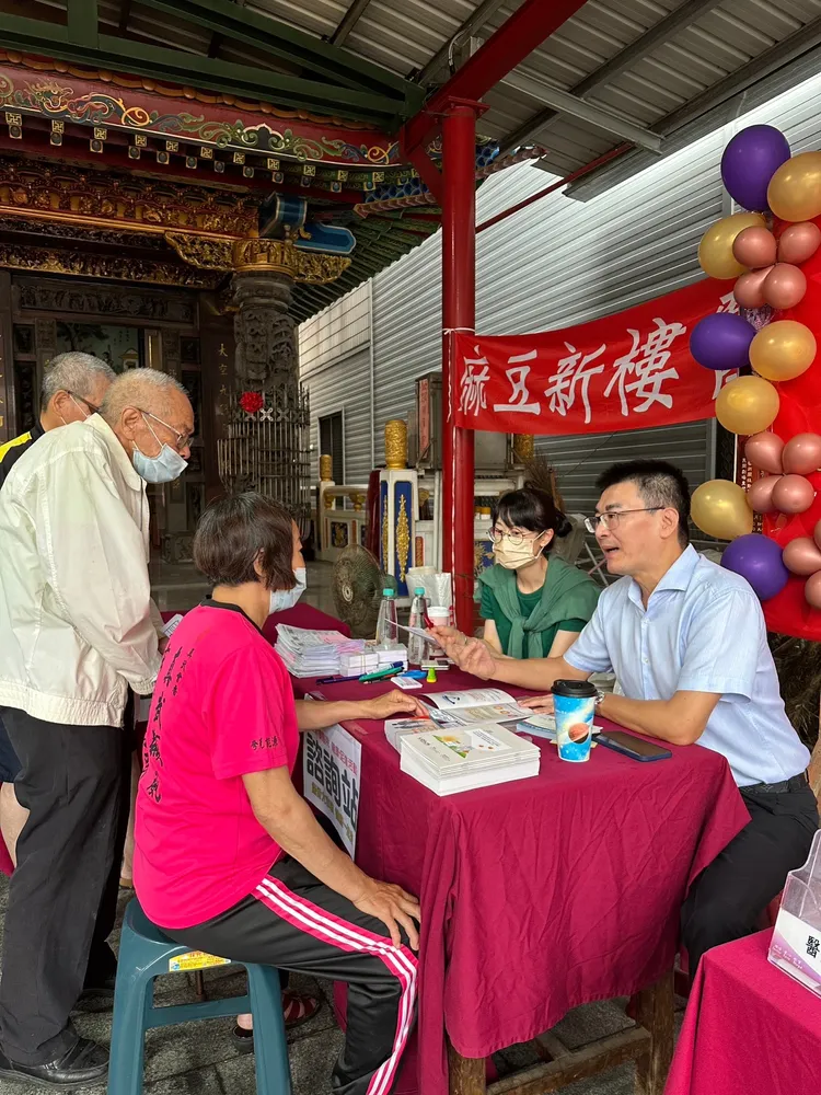 趙建銘首度下鄉衛教。讀者提供