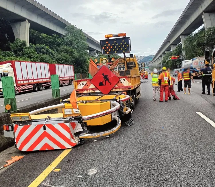 緩撞車遭追撞。國道警方提供