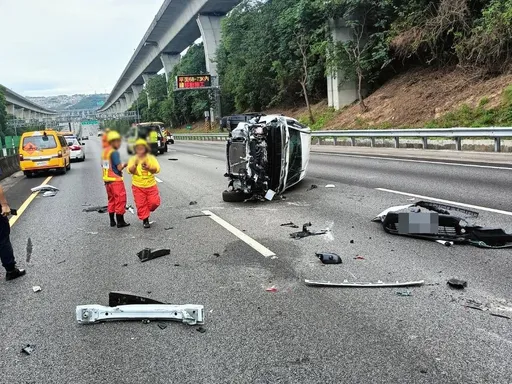 國道小客車撞緩衝車 側翻路中駕駛輕傷