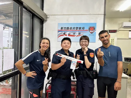 法国情侣单车环台遇海葵  最好国民外交!横山警暖举获赠手绘卡片表谢意