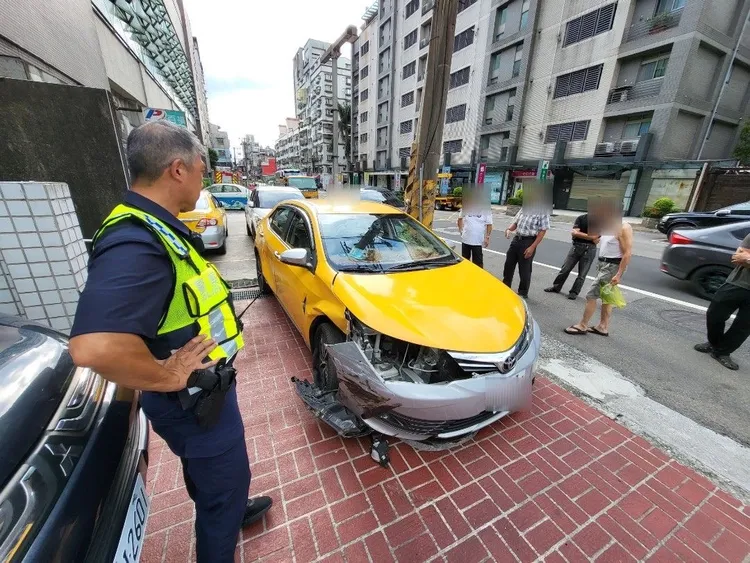 張男將偷來的計程車撞毀。翻攝照片