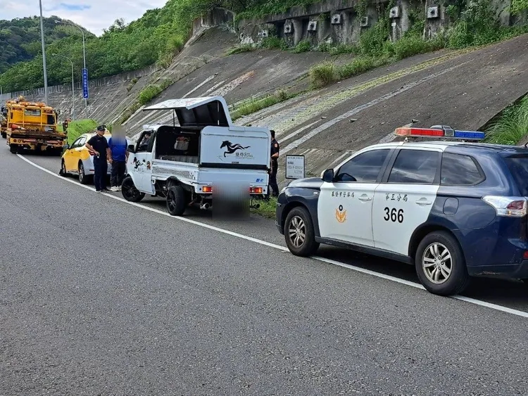 小貨車司機見張男肇事逃逸，隨即猛踩油門將對方逼停在國道路肩。翻攝照片