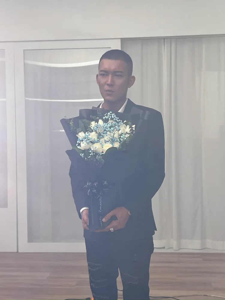 鳳梨表情嚴肅到讓人聯想到「捧斗」。翻攝自鳳梨臉書