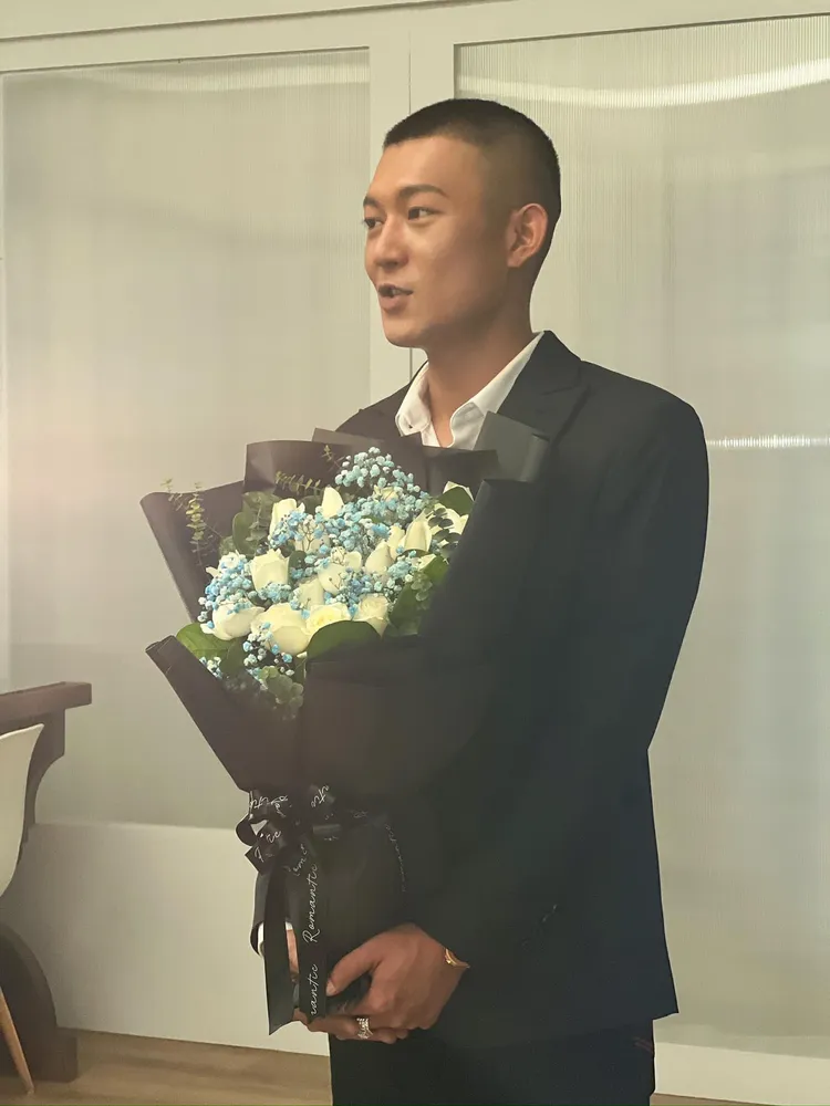 鳳梨捧花的方式令人笑歪。翻攝自鳳梨臉書