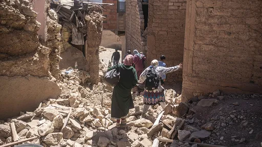 他決定救兒子「看著父母被壓死」 摩洛哥災民淚憶生死抉擇