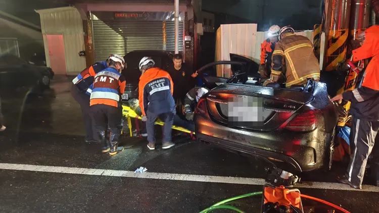 賓士車失控自撞電線桿，造成2死3傷。翻攝畫面