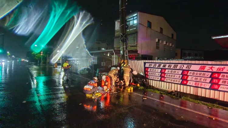 賓士車失控自撞電線桿，造成2死3傷。翻攝畫面