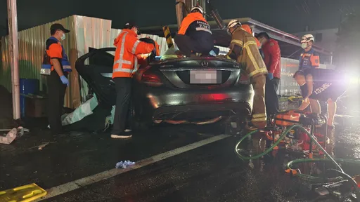 疑雨勢大視線差!台南賓士車失控自撞電線桿 釀2死3傷