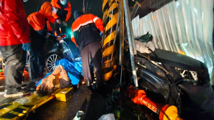 賓士車失控自撞電線桿，造成2死3傷。翻攝畫面