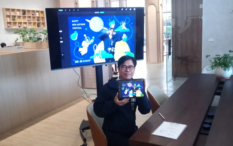 其邁今日變身一日創意工作者，結合影像、設計團隊，共同創作今年的中秋賀卡！凃建豐攝