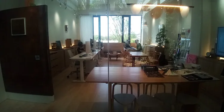 伍偉廷建築師進駐駁二共創2號基地。凃建豐攝