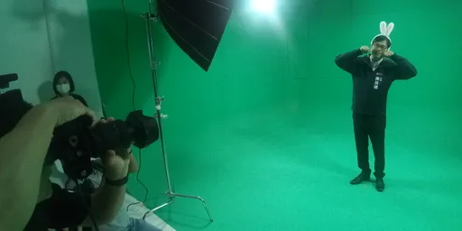 變身一日創意工作者!陳其邁開箱駁二共創2號基地 體驗創作中秋賀卡