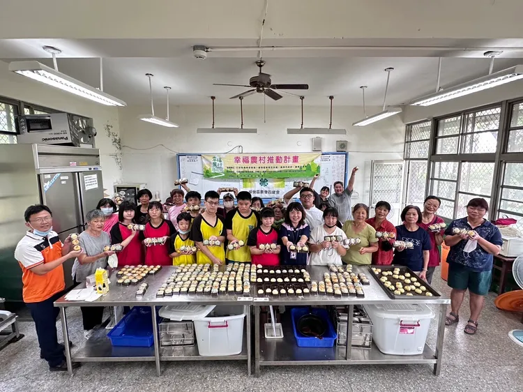 老中青少展現成果開心合影。柳營農會提供