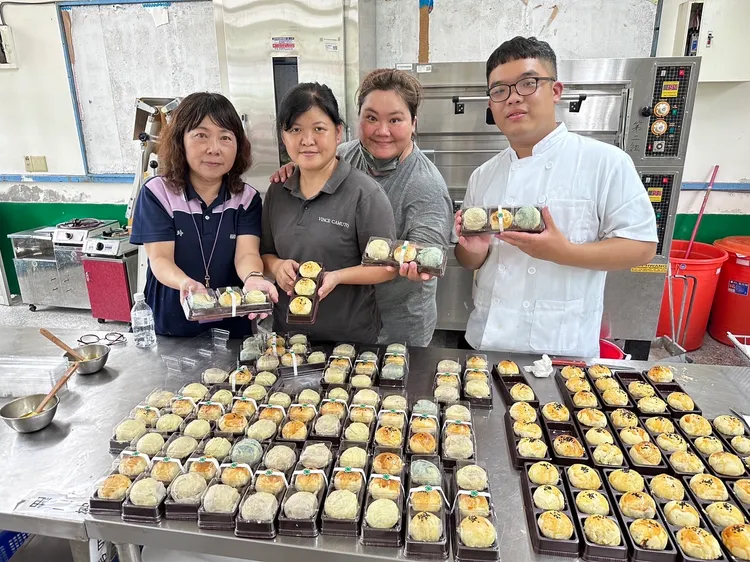 烘焙達人林志弘(右)指導志工與國中生們一起動手做蛋黃酥。柳營農會提供