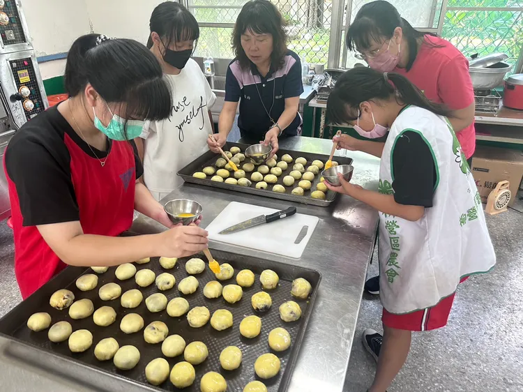 國中生投入關懷弱勢行列，一共製作550個糕點。柳營農會提供