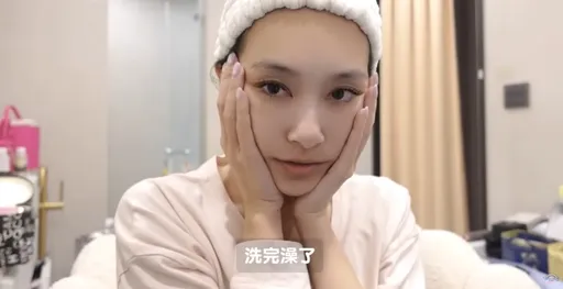 王思佳素顏少了攻擊性超美！哀怨被天兵助理雨傘打下身