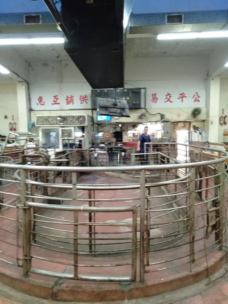 彰化縣肉品市場電腦系統前天遭駭客攻擊，被迫休市1天，約2千頭豬隻無法拍賣。翻攝臉書「彰化縣肉品市場」