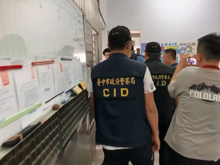 警方進入大安區肉品市場辦公室採證。民眾提供