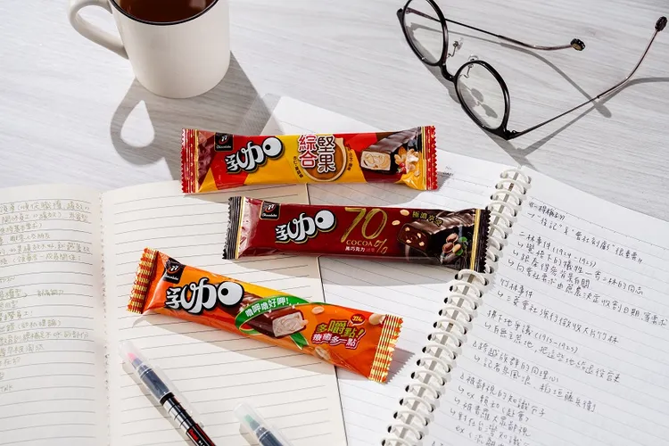 77乳加推出「70%極濃黑巧乳加」使用70%香濃迦納可可交織出微甜微苦的巧克力香。宏亞食品提供