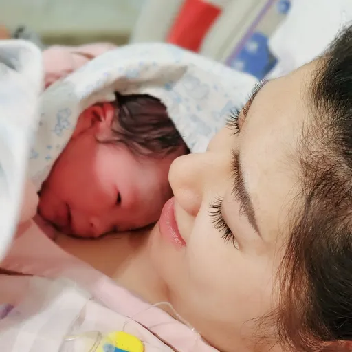 Selina生了!兒子「肺積水」剛出保溫箱 對爸噴了一身尿