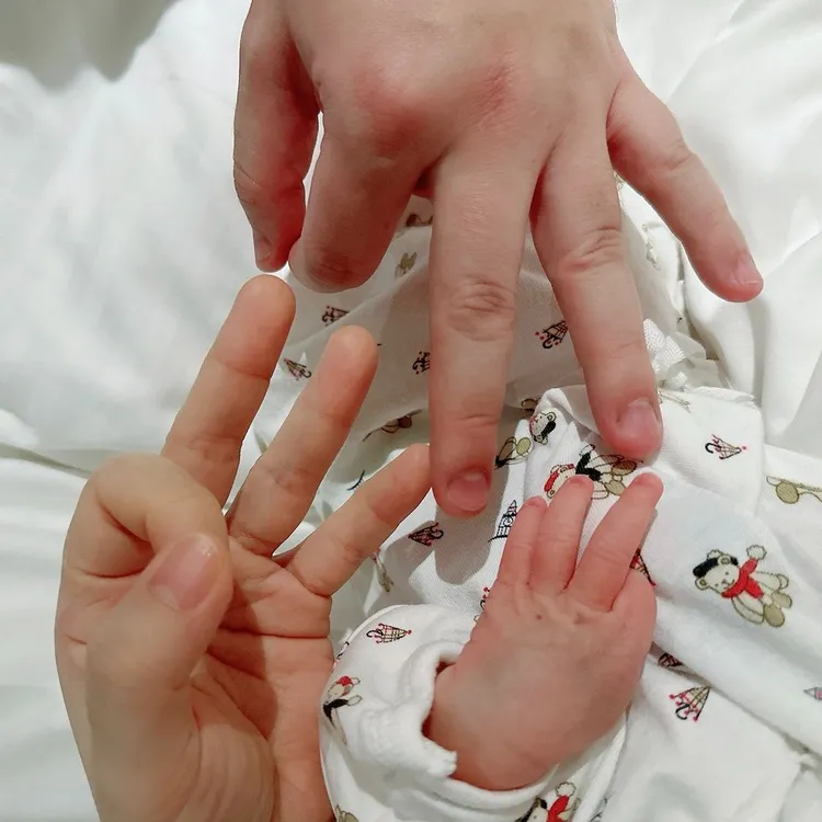 一家3口比OK。翻攝Selina IG