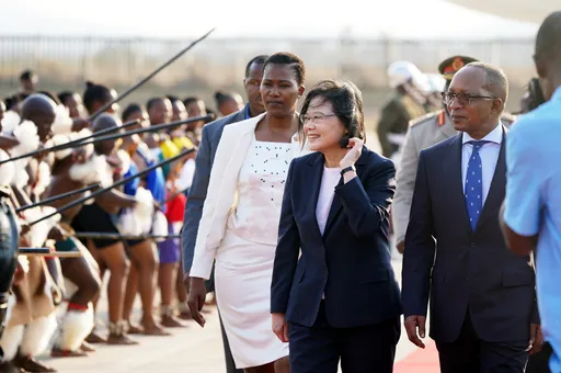 蔡總統抵達史瓦帝尼 史國傳統舞蹈迎賓儀式盛大