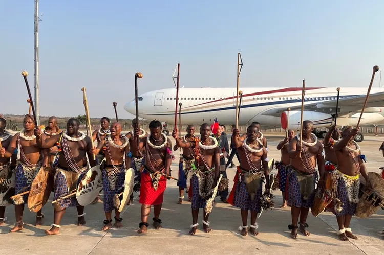 總統蔡英文出訪友邦史瓦帝尼，當地時間5日下午4時抵達恩史瓦帝三世國際機場，史國以傳統迎賓舞蹈歡迎蔡總統的到訪。中央社