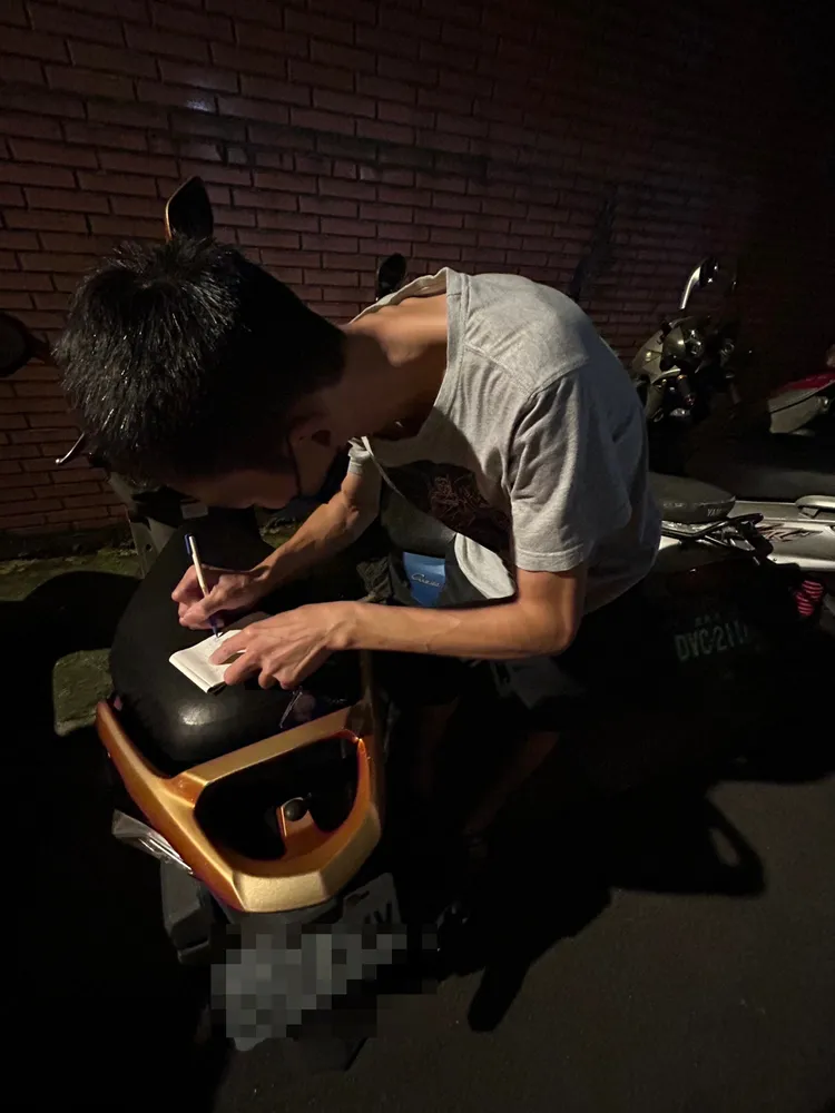 聲障父因口腔癌只能靠紙筆溝通。