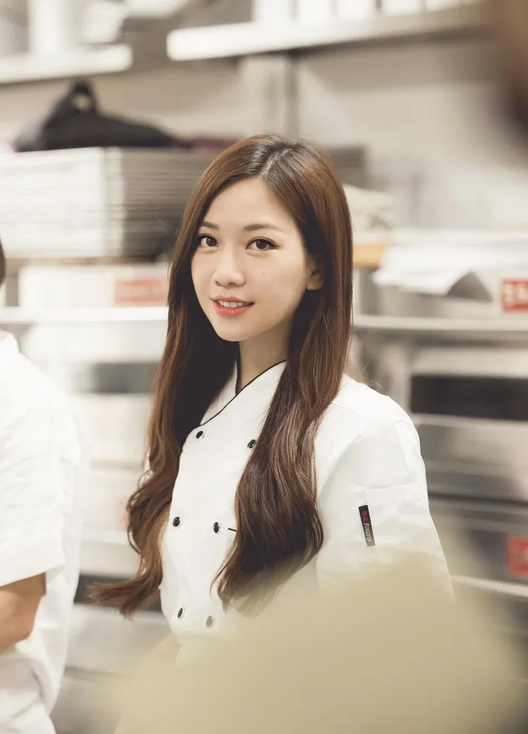 蔡尚樺開心宣布：「西餐丙級證照Get，熱騰騰證照到手那刻真的感動到哭！」翻攝蔡尚樺臉書