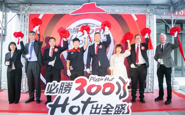 必勝客台灣第300家門市「新莊中原店」開幕。業者提供