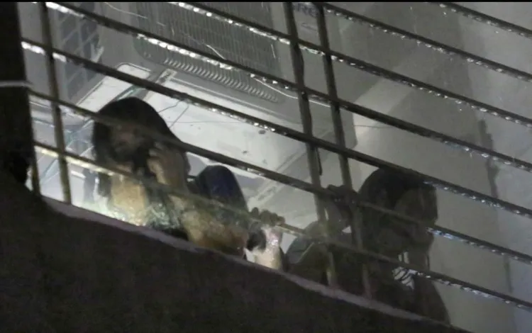 民眾受困鐵窗中。翻攝推特