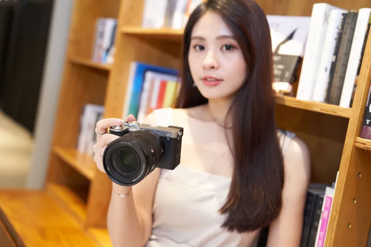 Sony α7C II 延續了 α7C 系列相機的輕量小巧設計概念，配備 3300 萬像素全片幅感光元件。Sony提供