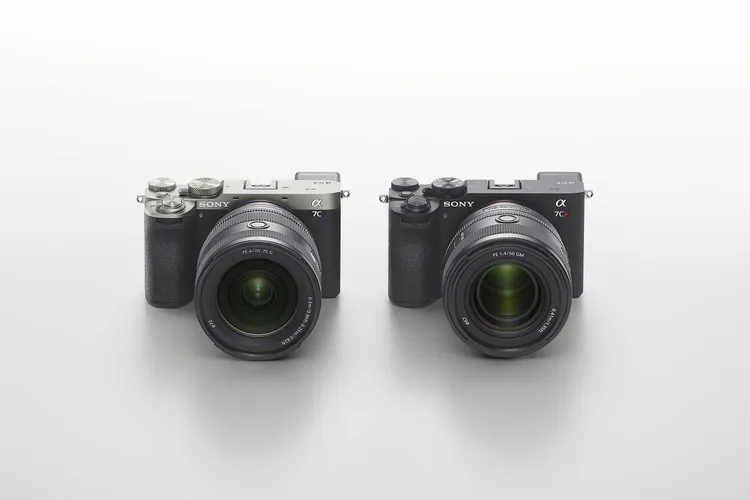 即日起至10/22前購買 ILCE-7CM2系列或ILCE-7CR ，10/29前至官網完成註冊即可獲得質感有型 Sony 斜背相機，購買 ILCE-7CR再加贈α金屬熱靴蓋紀念套組。Sony提供
