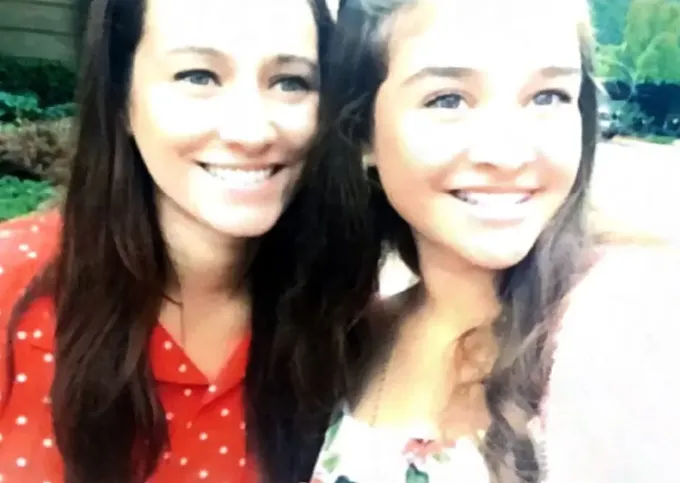 美魔女單親媽媽楊格布拉德（左）殺害親生大女兒（右）與小女兒。翻攝 Fairfax County Circuit Court 