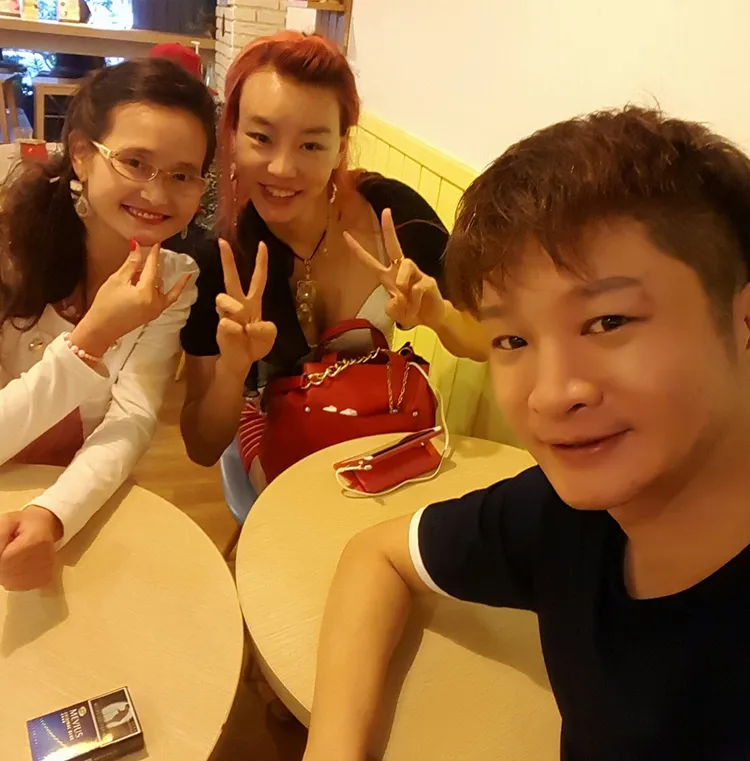 慧慈2015年和法拉利姐一起參加活動合影。翻攝自張婷婷(法拉利姐)臉書