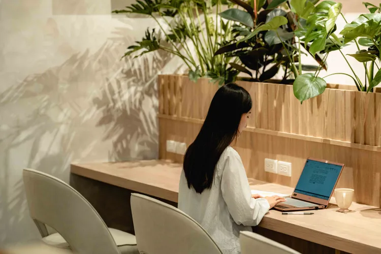 「駁二共享工作空間」試營運期間推出日租座位199元優惠價，還可依工作需求彈性安排租。翻攝畫面