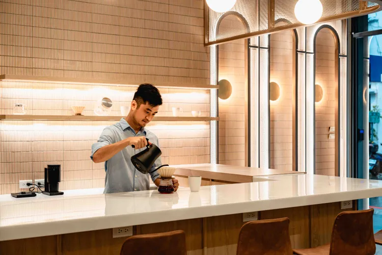 「駁二共享工作空間」有手沖咖啡補充工作所需咖啡因。翻攝畫面