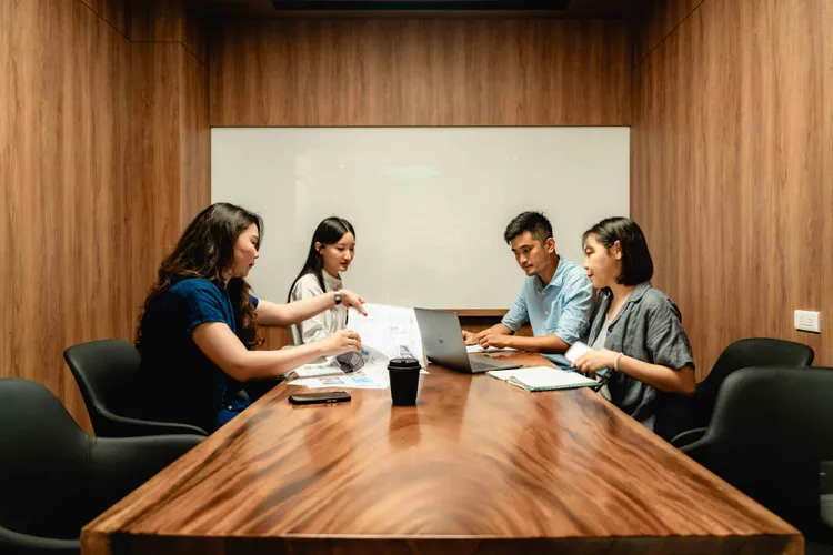 會議室包廂滿足會議及接待客戶等需求，討論空間隱私且獨立。翻攝畫面